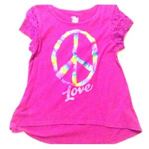 A shirt  with a peace sighn